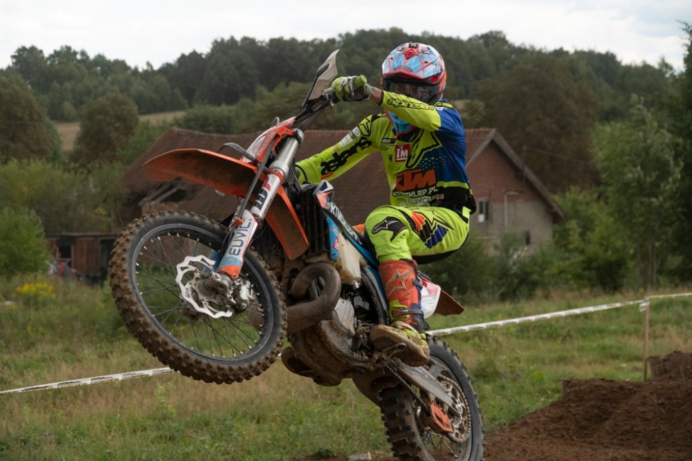 oskar-kaczmarczyk-superenduro-ogrodniki-fot-borntomx